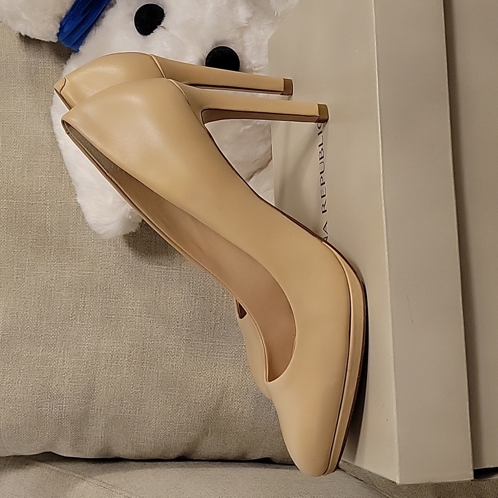 Brand new never worn Banana Republic "Kelsey" heels. Size 8
